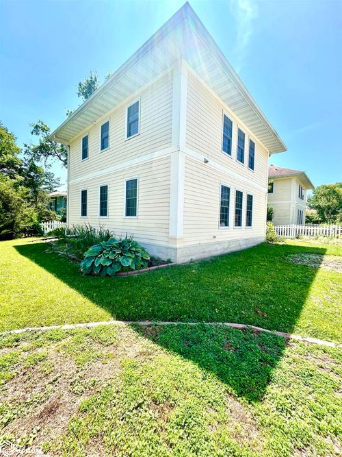 710 Orchard Pl, Fairfield, IA, 52556-2240 | Card Image