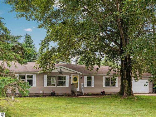 4242 E 46 Rd, Cadillac, MI, 49601-8879 | Card Image