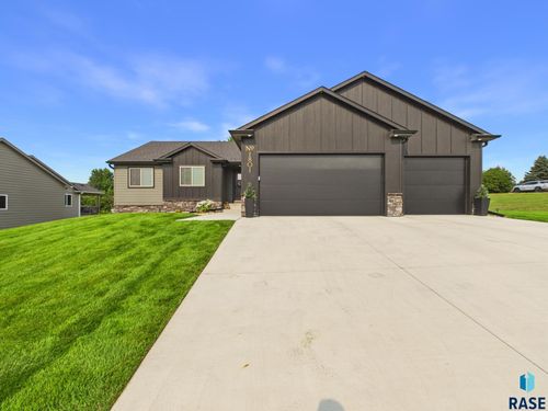 1801 S Firefly Dr, Sioux Falls, SD, 57110-8802 | Card Image