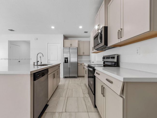 619 Ne 5 Th St, House other with 5 bedrooms, 3 bathrooms and null parking in Florida City FL | Image 8