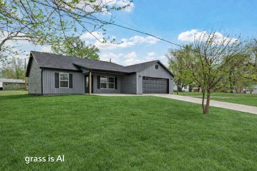 215 W Cofield St, Aurora, MO, 65605-1209 | Card Image