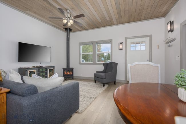 1 Bedroom Apartment/Garage Living Room | Image 40