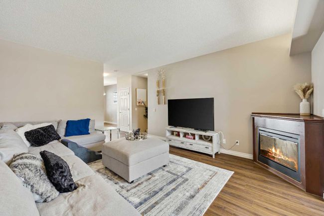 27 - 43 Springborough Boulevard Sw, Home with 3 bedrooms, 2 bathrooms and 1 parking in Calgary AB | Image 5