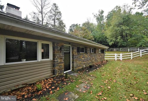897 Croton Rd, Wayne, PA, 19087-2201 | Card Image