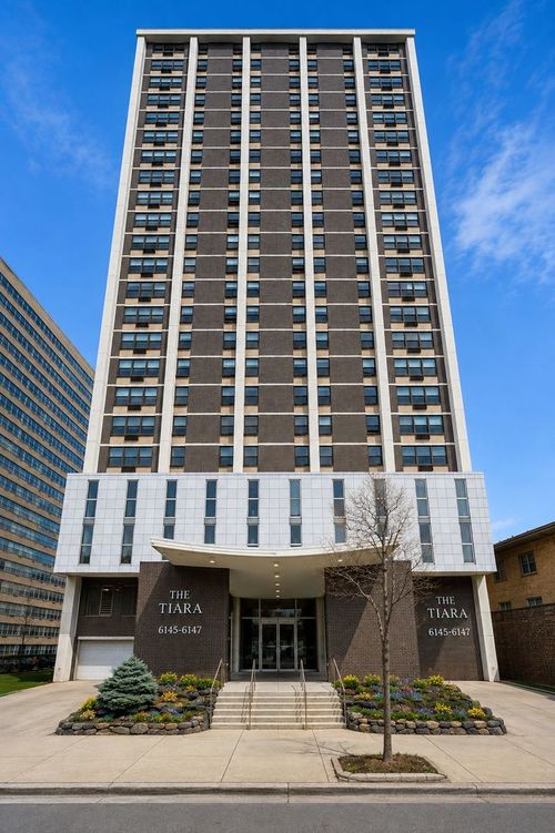 27c-6145 N Sheridan Rd, Chicago, IL, 60660-6851 | Card Image