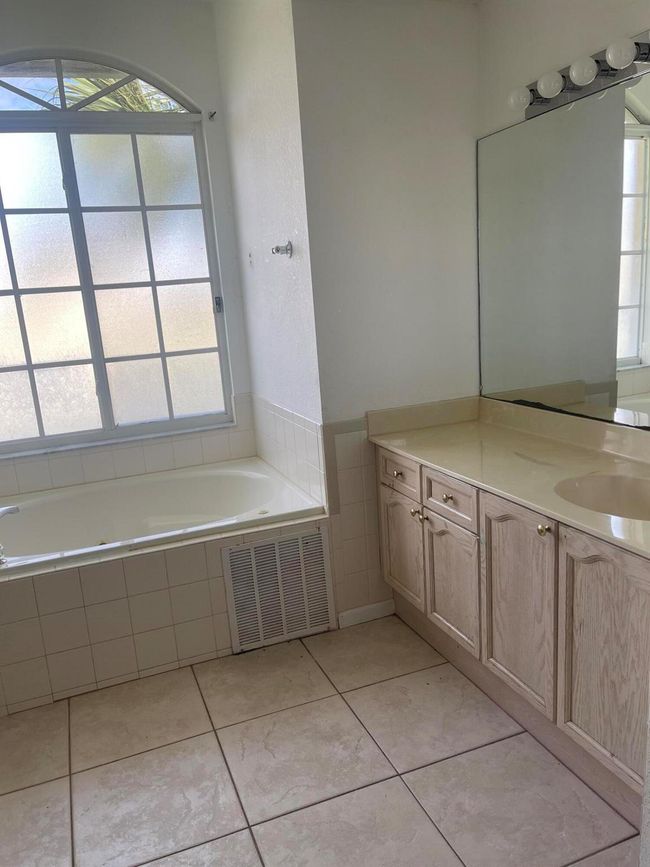 1072 Sw Castaneda Ln, House other with 3 bedrooms, 2 bathrooms and null parking in Port St. Lucie FL | Image 13