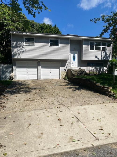 5 Durst Dr, Selden, NY, 11784-2403 | Card Image