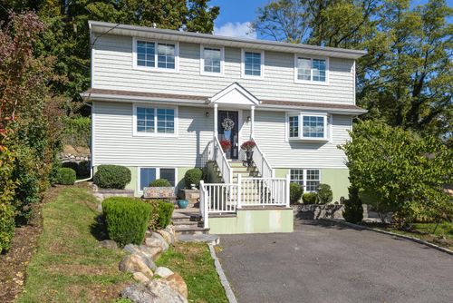 8 Lee Gray Ct, Glen Cove, NY, 11542-2497 | Card Image