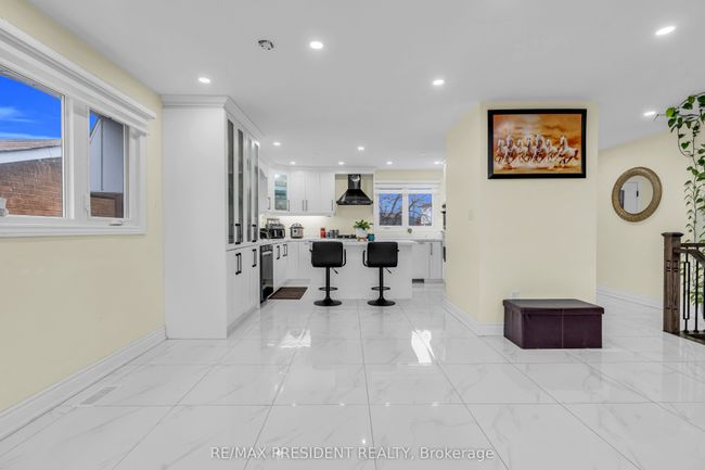 118 Charters Rd, House other with 5 bedrooms, 4 bathrooms and 2 parking in Brampton ON | Image 9