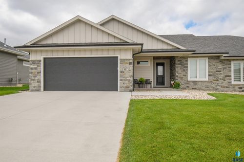 517 N Wildcat Dr, Sioux Falls, SD, 57110-6340 | Card Image