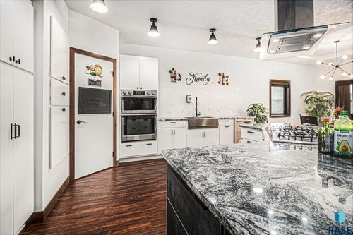 815 Heatherwood Ave, Madison, SD, 57042-3722 | Card Image