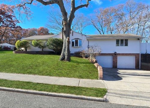11 Hill St, Lake Ronkonkoma, NY, 11779-1838 | Card Image