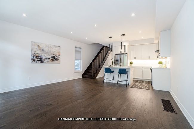 31 Hiawatha Crt, House attached with 3 bedrooms, 4 bathrooms and 2 parking in Vaughan ON | Image 13