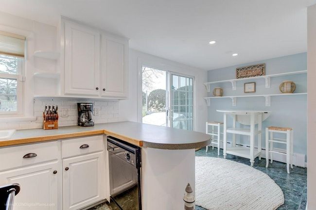 569 Turner Rd, Home with 4 bedrooms, 3 bathrooms and 6 parking in Middletown RI | Image 15