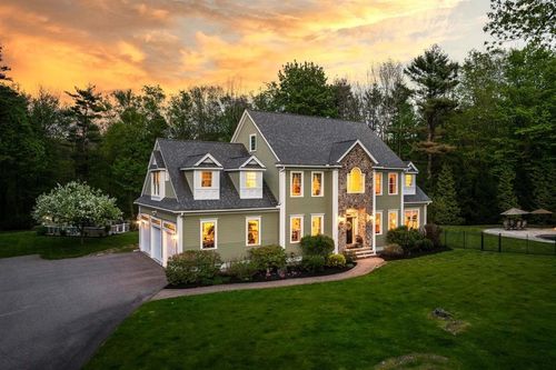 4 Red Oak Dr, Greenland, NH, 03840-2444 | Card Image