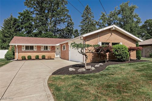 5050 Douglas Dr, North Olmsted, OH, 44070-3063 | Card Image