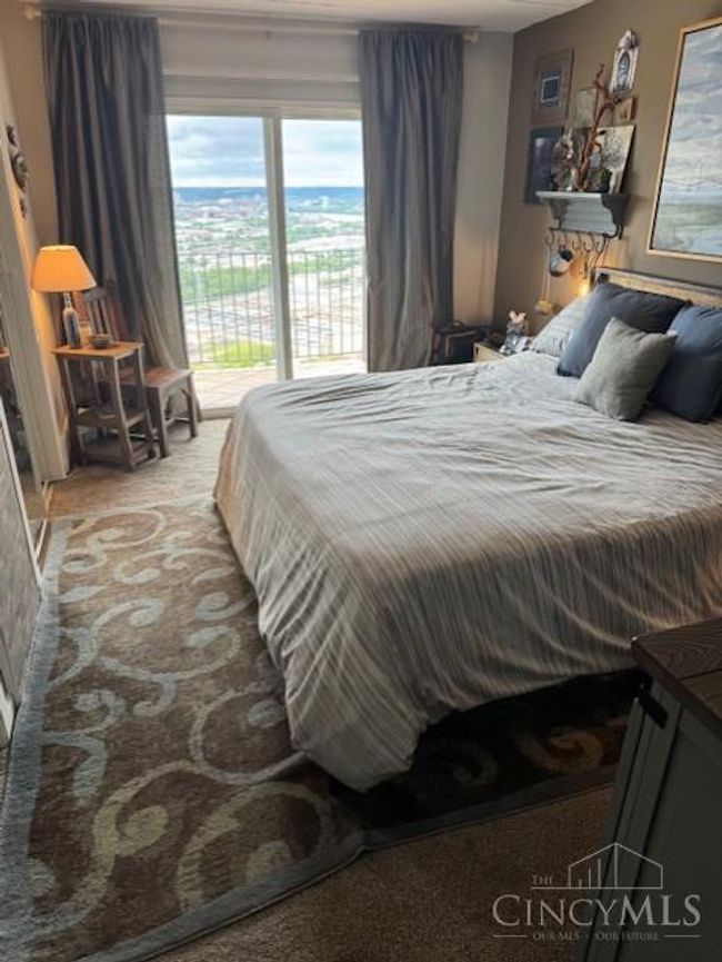 Master bedroom with balcony | Image 14