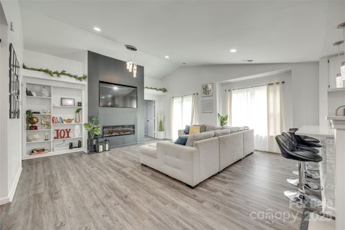 7442 Crestside Ln, Charlotte, NC, 28227-1048 | Card Image