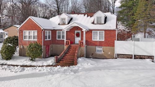 31 Hudson St, Chester, NY, 10918-1334 | Card Image