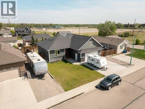 757 28 Street, Fort Macleod, AB, T0L0Z0 | Card Image