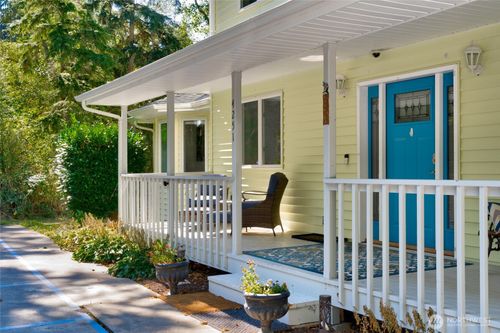 4251 Hollydale Ln, Oak Harbor, WA, 98277-9533 | Card Image