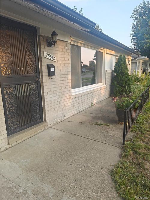 25512 Miracle Dr, Madison Heights, MI, 48071-4176 | Card Image