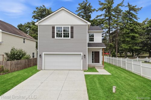 9400 Roland Dr, Brighton, MI, 48116-8849 | Card Image
