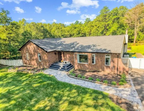 24 Bauer Ave, Manorville, NY, 11949-2541 | Card Image