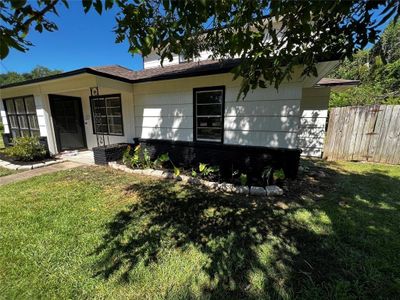 201 Sycamore Street, House other with 3 bedrooms, 2 bathrooms and null parking in Lake Jackson TX | Image 3