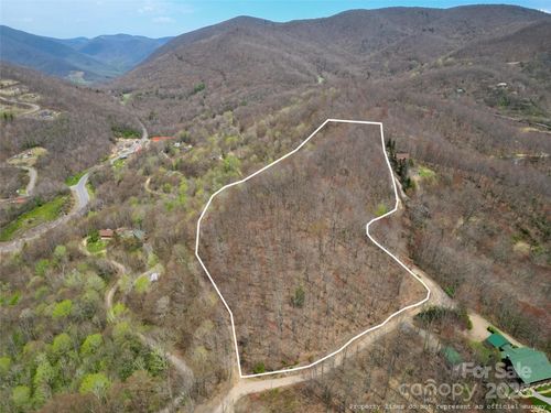 556 Thunderstruck Dr, Maggie Valley, NC, 28751-9117 | Card Image