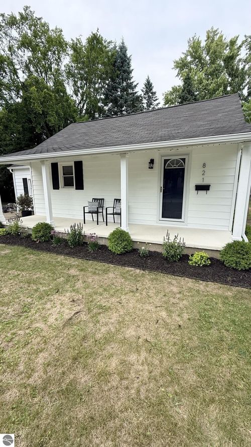 821 E Michigan St, Mt Pleasant, MI, 48858-2834 | Card Image