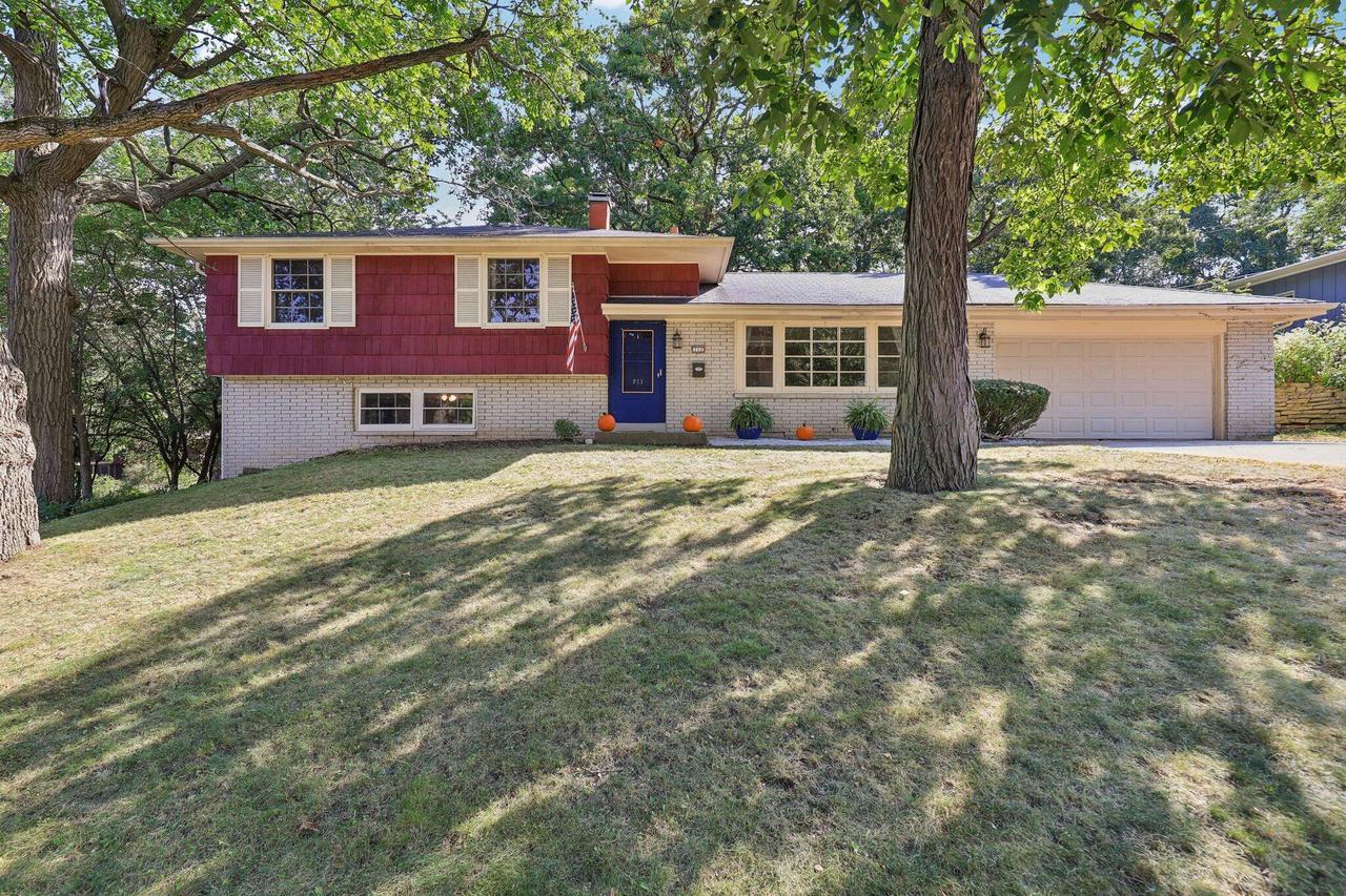 Sweetbriar Dr, Waukesha, WI 53186