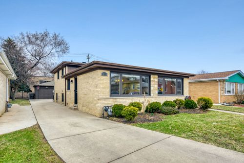 7065 N Hamlin Ave, Lincolnwood, IL, 60712-2529 | Card Image