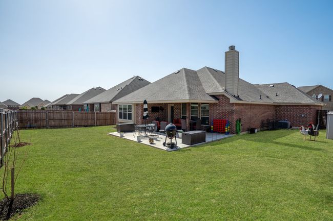Vast backyard featuring a grassy area perfect for play and recreation! | Image 27