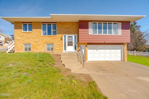 802 Custer Dr, Mandan, ND, 58554-2443 | Card Image