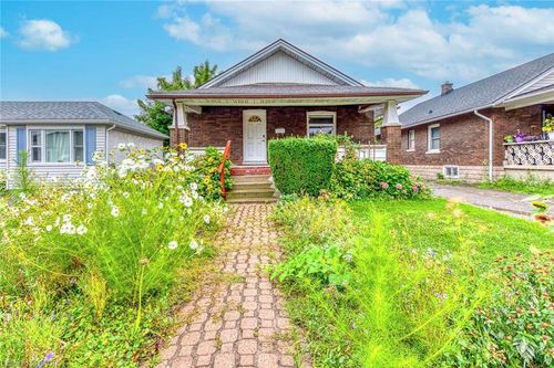 5188 Maple St, Niagara Falls, ON, L2E2N4 | Card Image