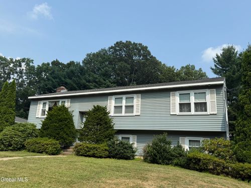 12 Lakewood Dr, Saratoga Springs, NY, 12866-2834 | Card Image