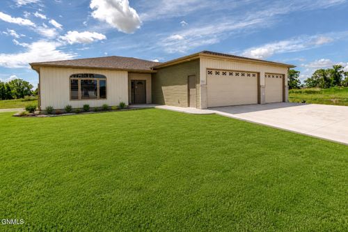 5531 Holmes Dr, Bismarck, ND, 58504-7751 | Card Image