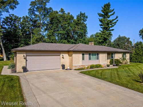 53121 Franklin Dr, Shelby Twp, MI, 48316-2415 | Card Image