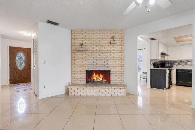 13635 Berkshire Ct, House other with 3 bedrooms, 2 bathrooms and null parking in GRAND ISLAND FL | Image 6