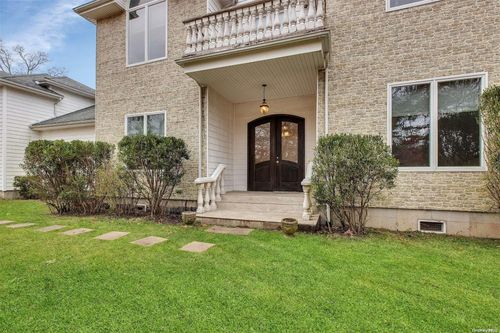 10 Bay Woods Dr, Hampton Bays, NY, 11946-2001 | Card Image