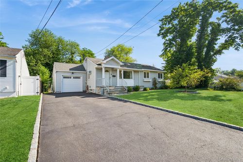 305 Glynn St, Babylon, NY, 11703-3503 | Card Image