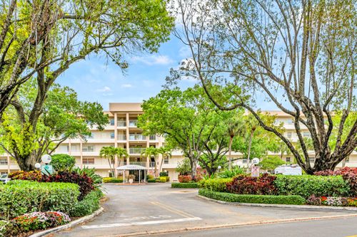 401-3970 Oaks Clubhouse Dr, Pompano Beach, FL, 33069-3672 | Card Image