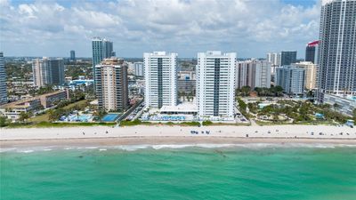 PH1 - 1880 S Ocean Dr, Condo with 3 bedrooms, 3 bathrooms and null parking in Hallandale Beach FL | Image 3