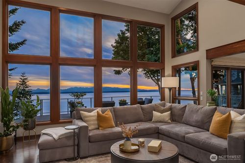 15718 72nd Ave W, Edmonds, WA, 98026-4556 | Card Image