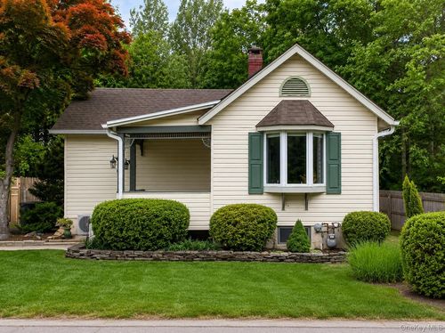 7 Brook St, Suffern, NY, 10901-6104 | Card Image