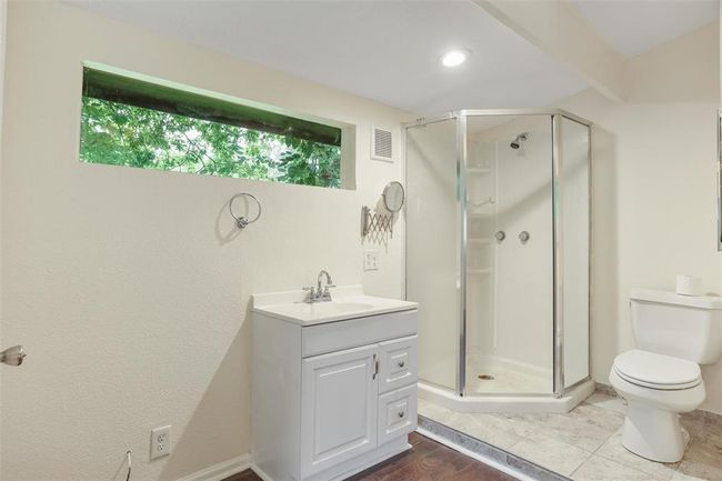 Guest house bathroom | Image 39