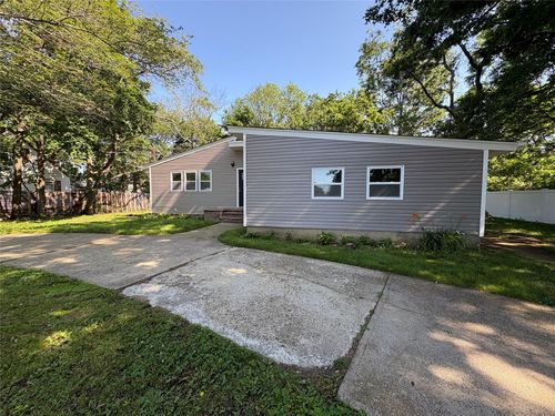 9 Holt St, Amityville, NY, 11701-1105 | Card Image