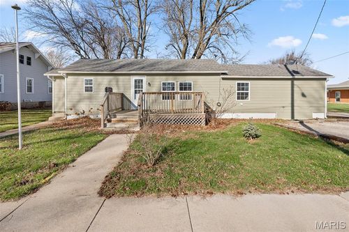 109 N School St, Raymond, IL, 62560-5286 | Card Image