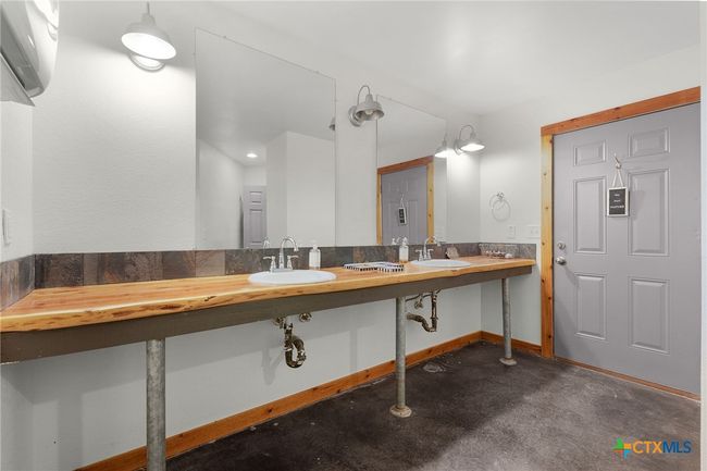 92 N Us Highway 281, Home with 3 bedrooms, 2 bathrooms and null parking in Lampasas TX | Image 32